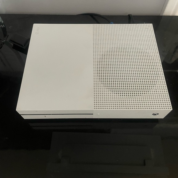Xbox 1 s that I don’t use anymore it works amazingly the price is negotiable - Picture 2 of 5